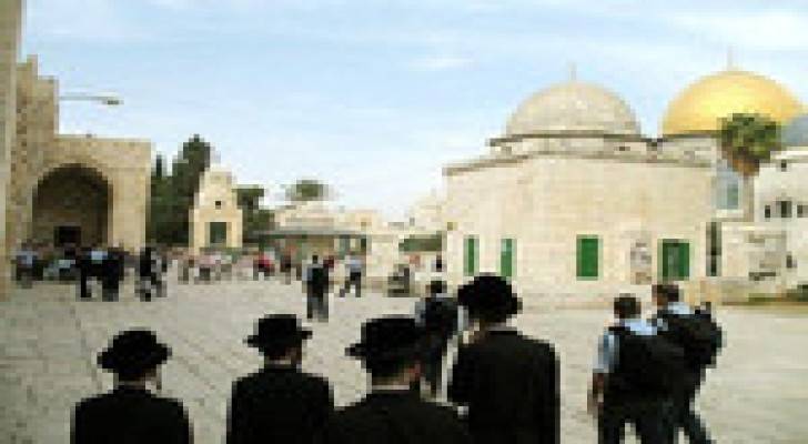 مستوطنون يجددون اقتحامهم للأقصى بحراسات مشددة