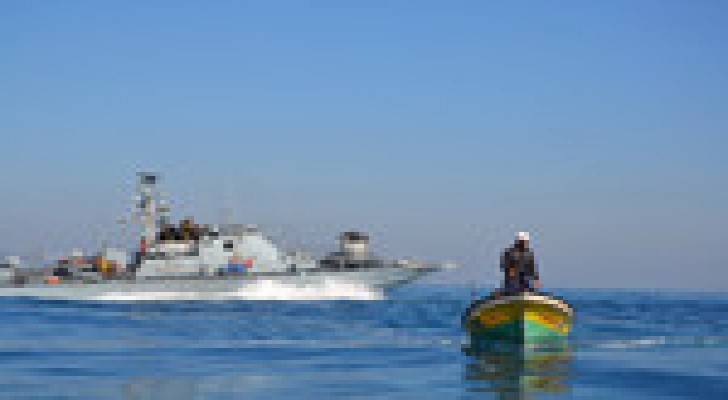 قوات الاحتلال تعتقل 4 صيادين فلسطينيين وتصيب اثنين قبالة شواطئ غزة
