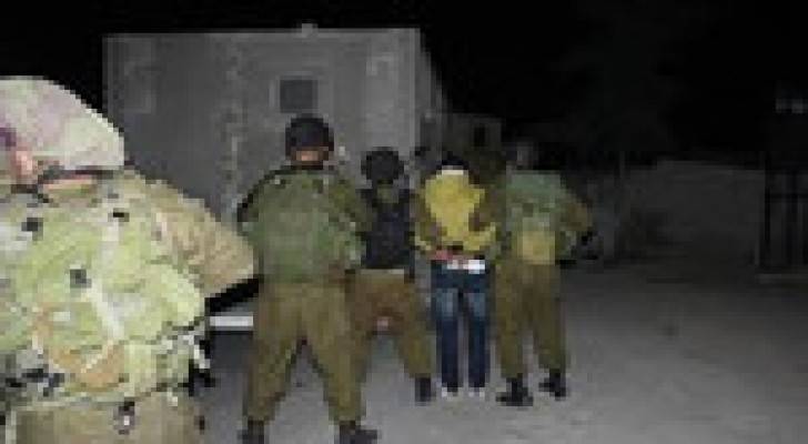 جيش الاحتلال يعتقل 20 فلسطينيا في الضفة الغربية