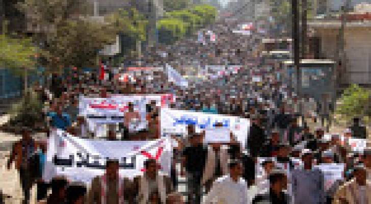 6 جرحى في تفريق "الحوثيين" مظاهرة وسط اليمن