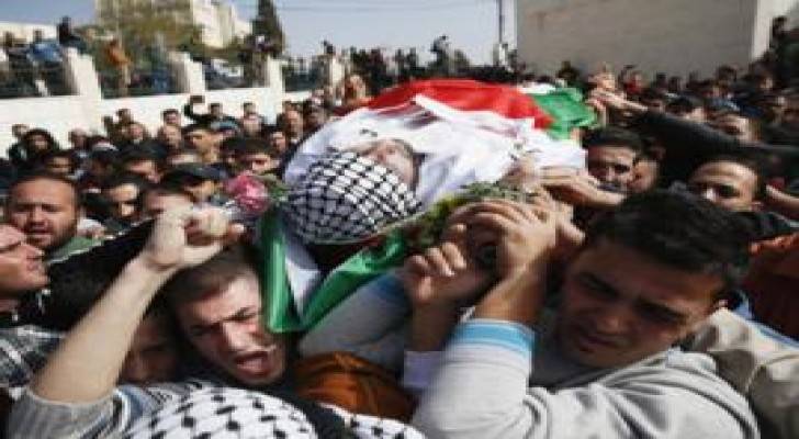 بالهتافات والورود.. فلسطينيون يشيعون شاب قتل برصاص الاحتلال قرب رام الله