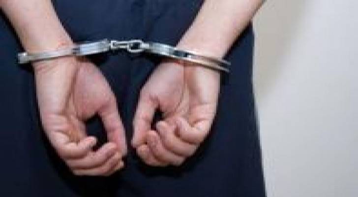 القبض على 4 مطلوبين داخل مركبة مسروقة وبحوزتهم مواد مخدرة