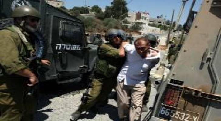 الخليل: الاحتلال يعتقل فتى ويستدعي أسرى محررين