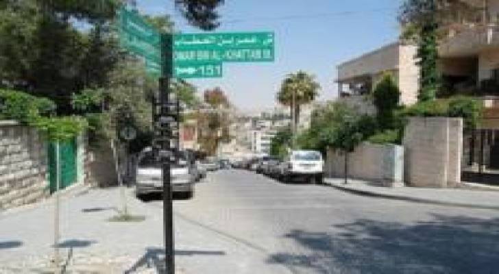 كوادر الأمانة تثبت "2422" لوحة باسماء الشوارع في العبدلي