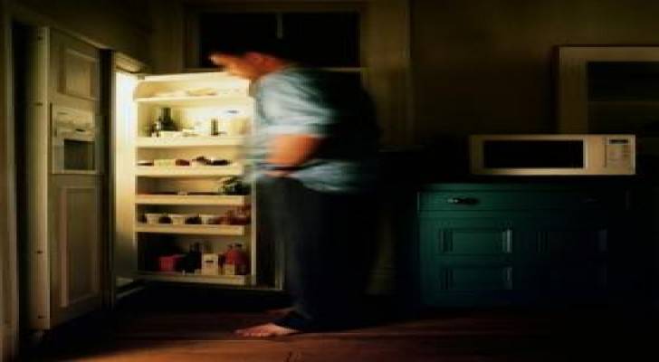 الأكل ليلا يزيد مخاطر السكري وسرطان الثدي