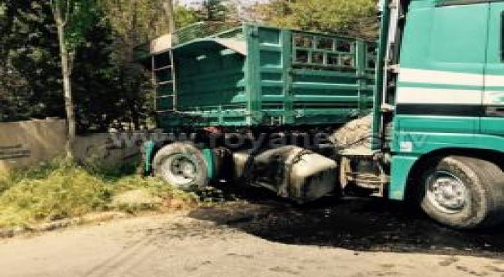 عمان: حادث تدهور شاحنة في منطقة المقابلين .. صور