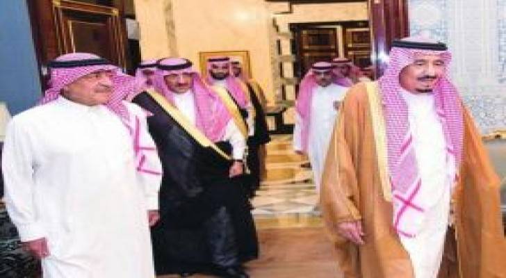 عاهل السعودية يزور الأمير مقرن بعد ساعات على إعفاءه من ولاية العهد