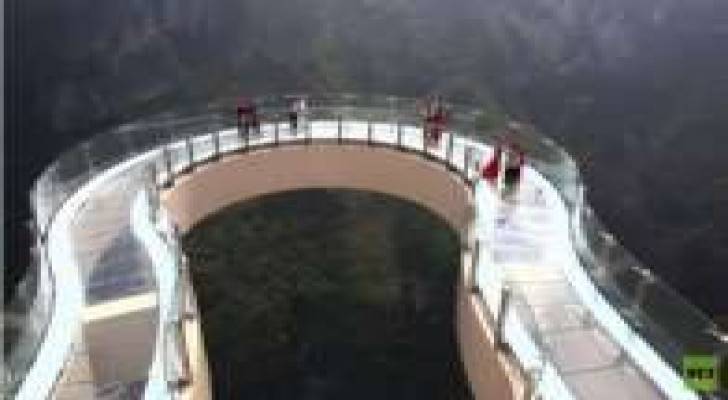 الصين.. السياح على سطح أعلى وأطول ممشى زجاجي.. فيديو