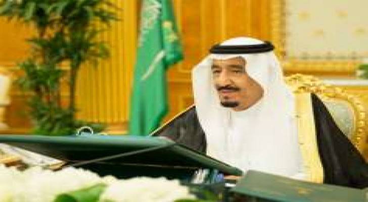 العاهل السعودي يقيل رئيس المراسم الملكية إثر صفعه مصورا صحفيا.. فيديو