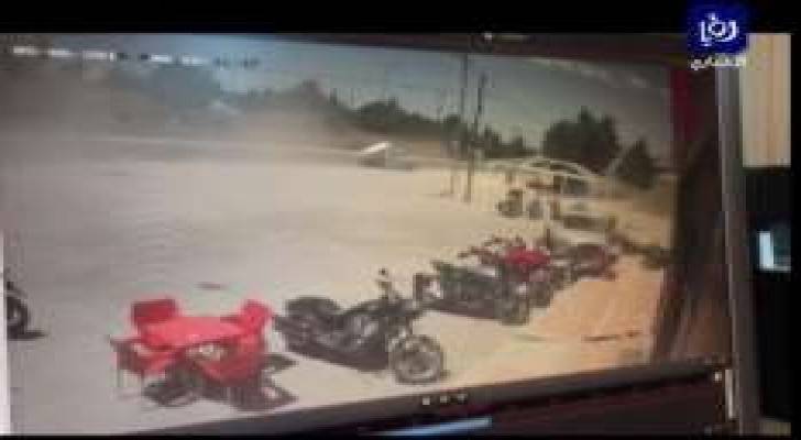 بالفيديو: سيارة تصطدم بدراجات على طريق البحر الميت