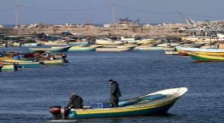 بحرية الاحتلال تعتقل صيادين بعد إصابتهما قبالة شاطئ بيت لاهيا