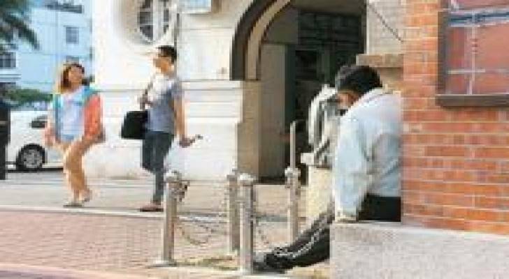 رجل ينتظر لقاء حبيبته في محطة القطار منذ 20 عاما