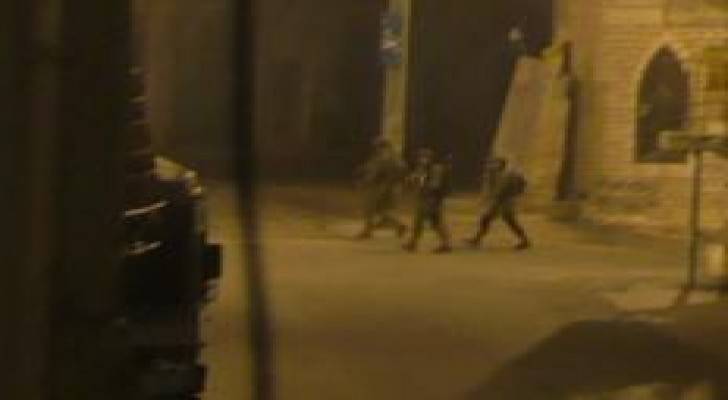 الاحتلال يعتقل ثلاثة مواطنين بنابلس ومواجهات بالخليل