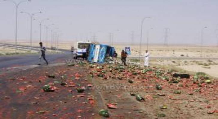 بالصور .. اصابة شخص اثر انقلاب شاحنة "بطيخ" على الطريق الصحراوي