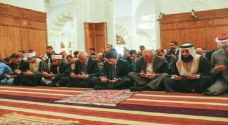 ولي العهد يشارك جموع المصلين أداء صلاة الجمعة