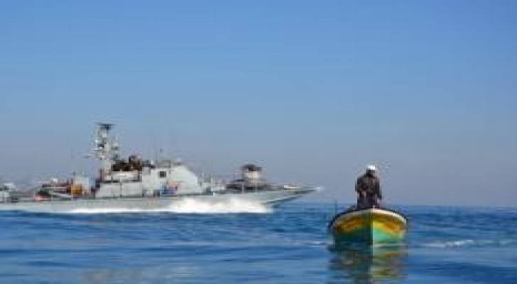 الاحتلال يعتدي على قوارب الصيد الفلسطينية قبالة شاطئ غرب غزة