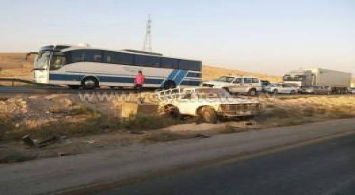 6 إصابات في حادث سير بمأدبا.. صور