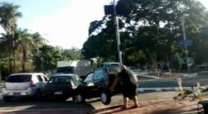 "أقوى رجل في البرازيل" يرفع سيارة أعاقت طريقه .. فيديو