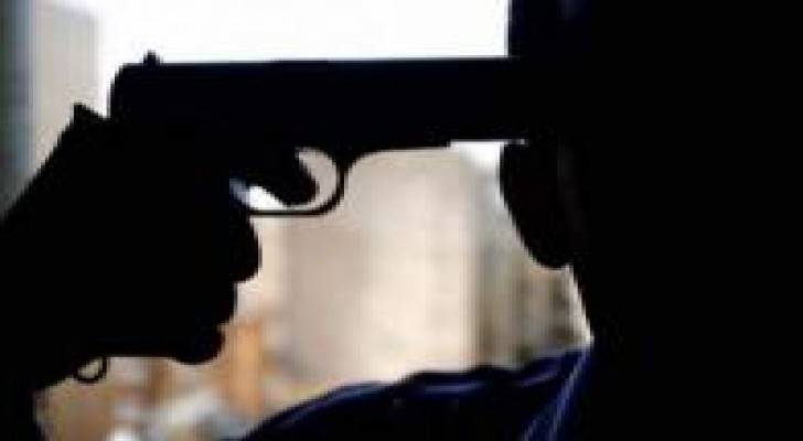 أربعيني يضع بمسدسه حدا لحياته في سحاب