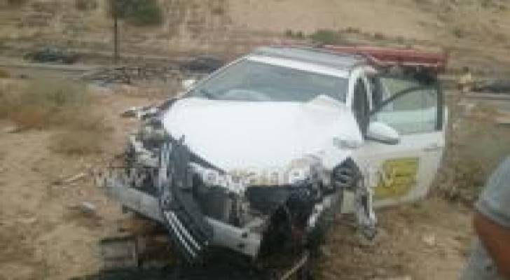 اصابات في اصطدام مركبة بعمود الضغط العالي على طريق البحر الميت . صور وتفاصيل