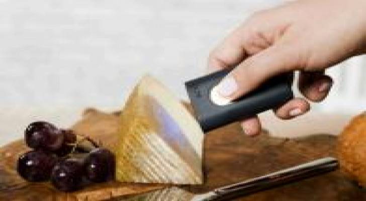 ماسحة ضوئية للكشف عن مكونات الأطعمة والملابس والمجوهرات .. فيديو