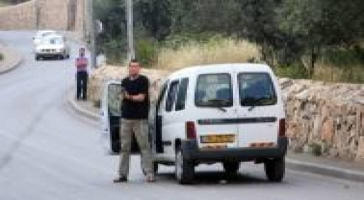 مستوطن يطلق النار صوب سيارة فلسطينية قرب الخليل