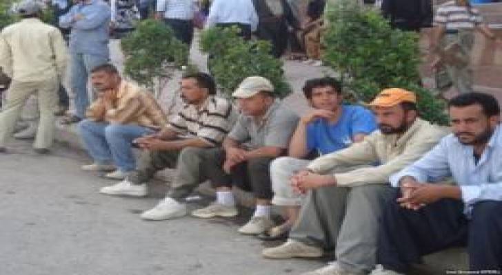 "العمل" توقف طلبات إلغاء تسفير العمالة المخالفة