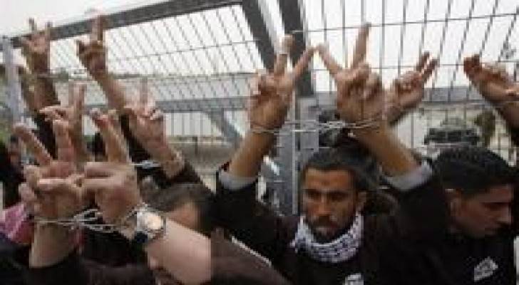 سلطات الاحتلال الاسرائيلي تمدد اعتقال 63 أسيرا فلسطينيا