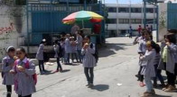 إضراب يشل الوزارات والمدارس بغزة