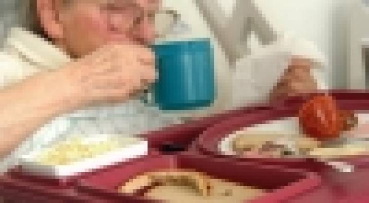 ‫البقاء بالفراش طويلا يؤدي لخمول الهضم لدى المسنين