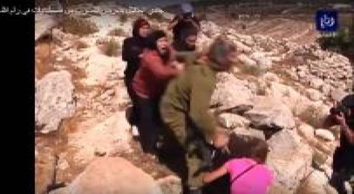 الاحتلال يقرر اعتقال النساء الفلسطينيات اللواتي قاومن جنديا حاول خطف طفل احداهن