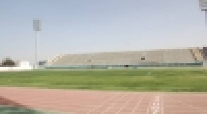 "العفن" يضرب أرضية ملعب الحسن ويهدد نقل مباراة النشامى