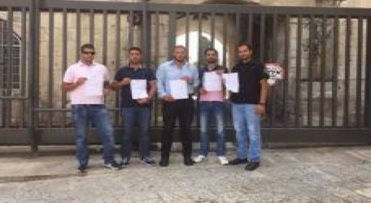 الاحتلال يبعد 6 حراس وموظفين عن الأقصى شهرين