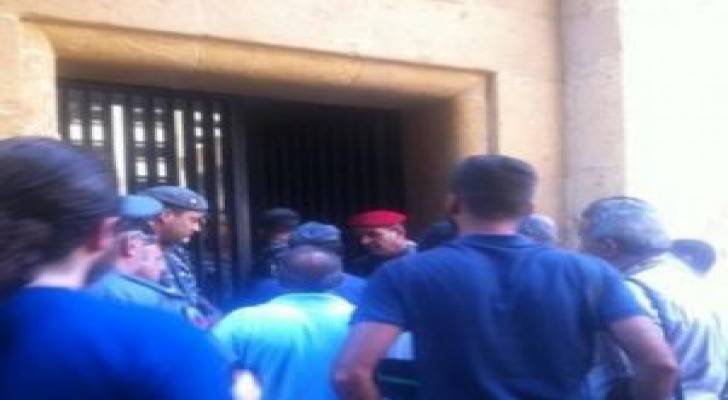لبنانيون يقتحمون مبنى وزارة البيئة على خلفية أزمة النفايات