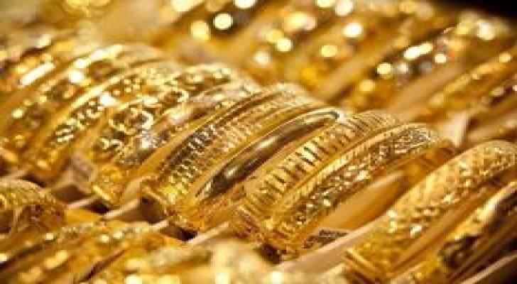 الذهب يهبط مع صعود الدولار بعد تعليقات "المركزي الأوروبي"