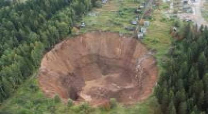 روسيا.. حفرة عملاقة تزداد اتساعا وتبتلع البيوت من حولها