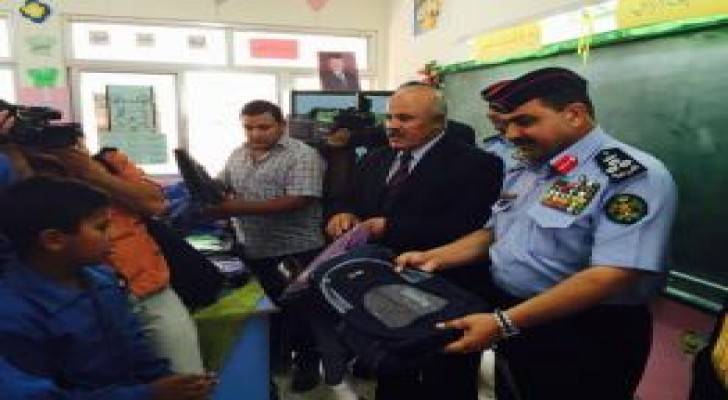 الأمن العام: توزيع حقائب مدرسية على طلاب مدرسة بالقويسمة
