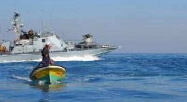 زوارق الاحتلال تستهدف الصيادين في بحر غزة