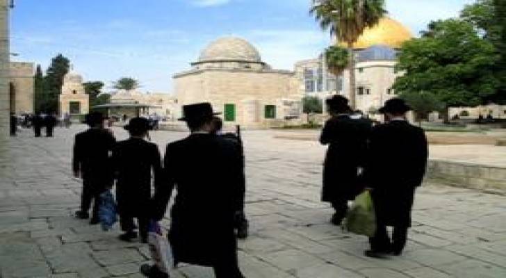 مستوطنون يستأنفون اقتحام الأقصى ويخطون شعارات عنصرية