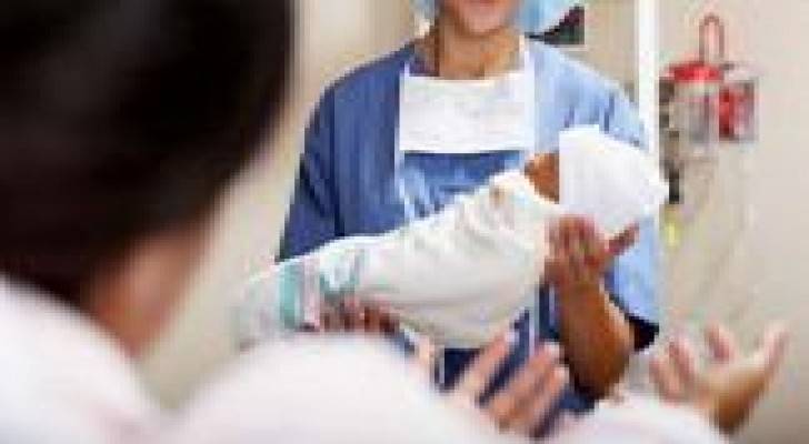 مستشفى يخلط بين الأطفال ويحرم أما من طفلها لأشهر
