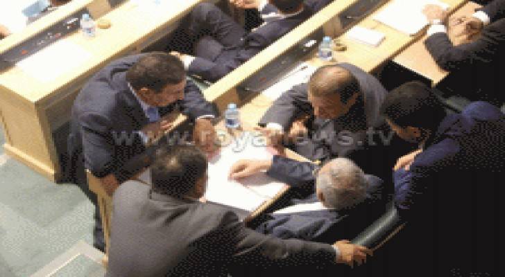 "همس وورقة غامضة" بين الطراونة والدغمي والمجالي .. صورة