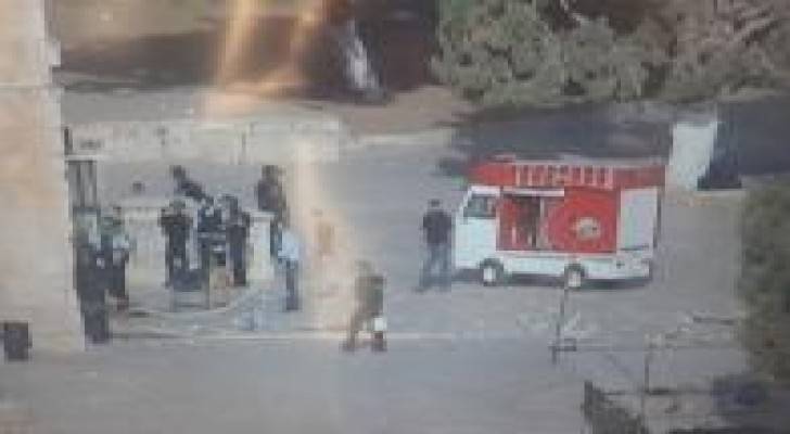 فيديو وصور : الاحتلال يقتحم الاقصى ويهدم بوابات الجامع القبلي ويعتدي على المعتكفين