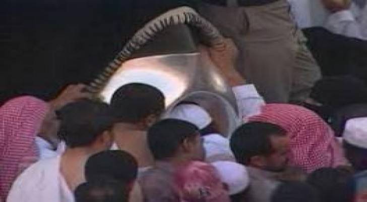 صحيفة سعودية: تحذيرات من تقبيل الحجر الأسود خوفا من الامراض المعدية