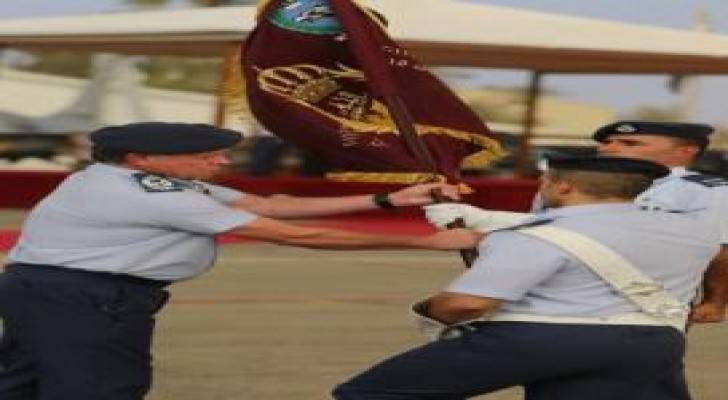 الملك يسلم علم القائد الأعلى لأسراب قاعدة الشهيد موفق السلطي الجوية.. صور
