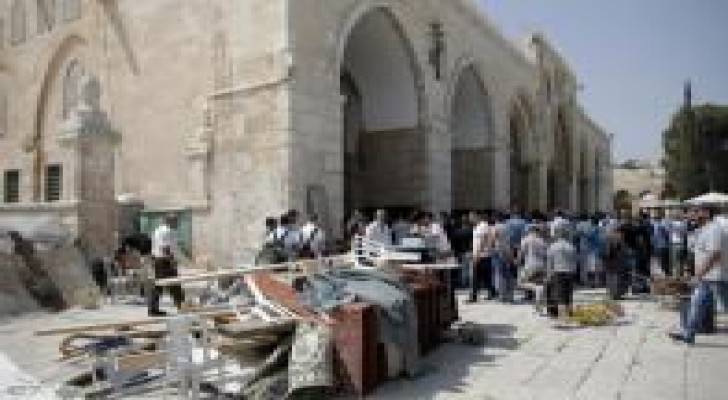 بالصور : مستوطنون يقتحمون باحة المسجد الأقصى
