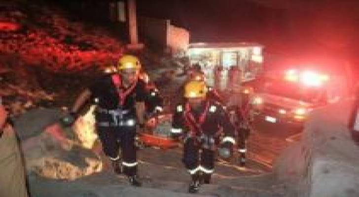 الدفاع المدني السعودي: انهيار جزء من جبل على سقف عمارة في مكة