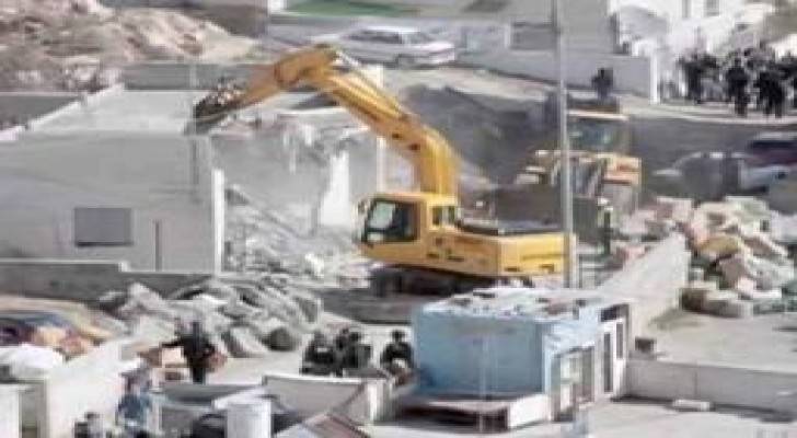قوات الاحتلال تهدم 5 محال تجارية ببلدة حزما شرق القدس المحتلة