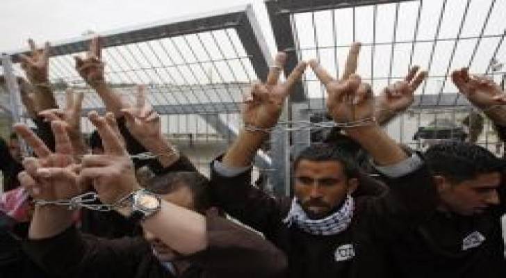 الأسرى الفلسطينيون عرض سلطات الاحتلال بإبعادهم مقابل إطلاق سراحهم