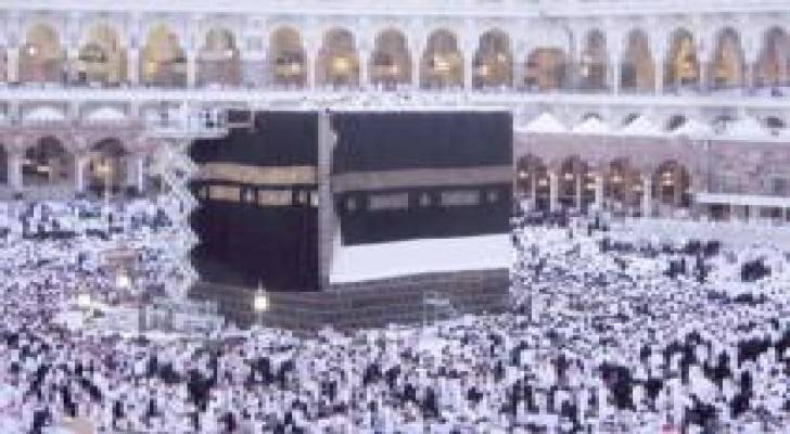 بالفيديو: الكعبة المشرفة ترتدي كسوتها الجديدة