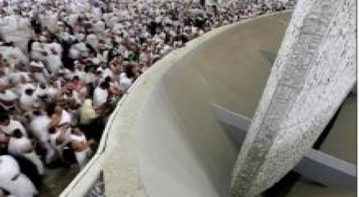 جموع الحجاج يتوافدون على منى لرمي جمرة العقبة